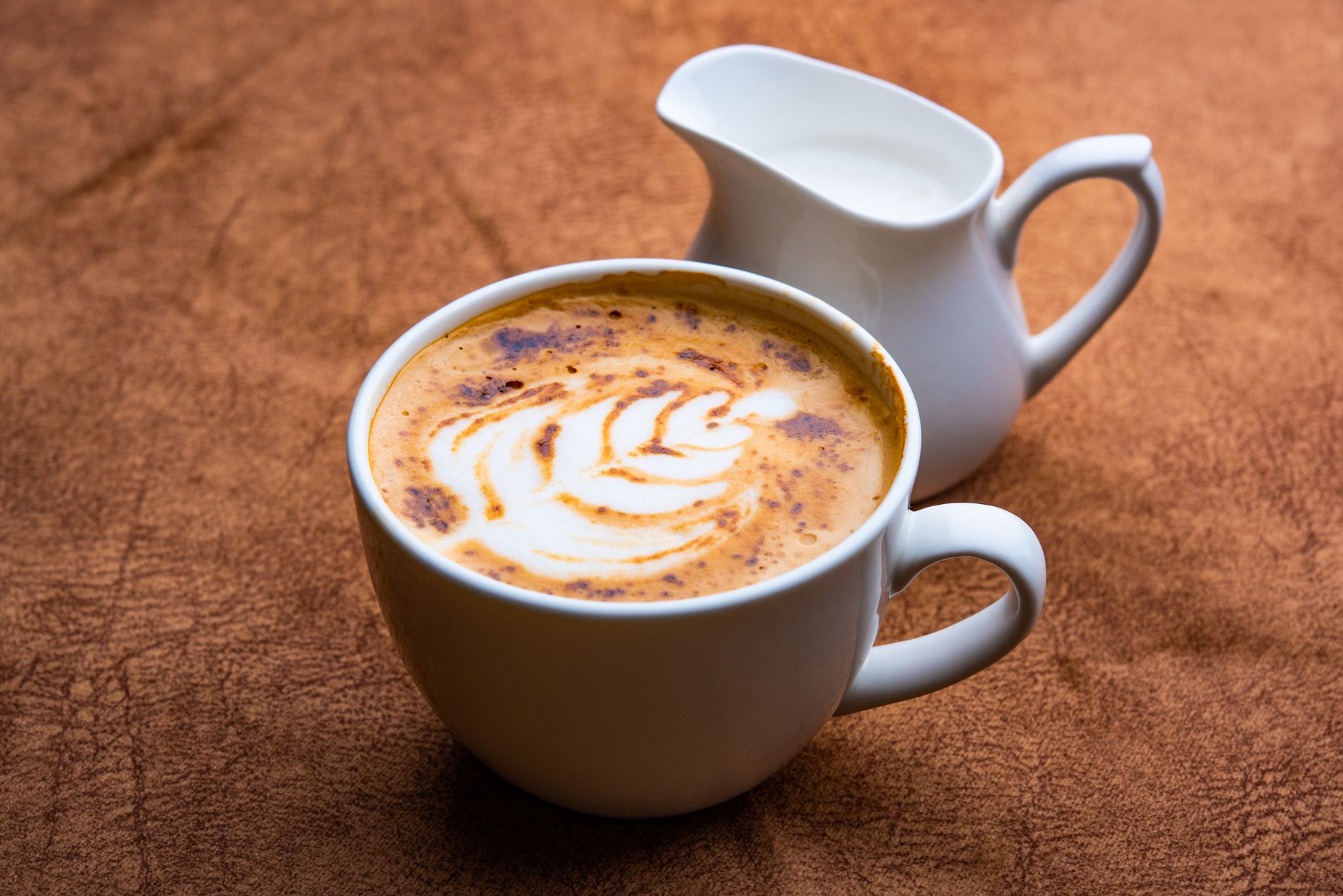 Tejhab kancsóban, latte art közelről