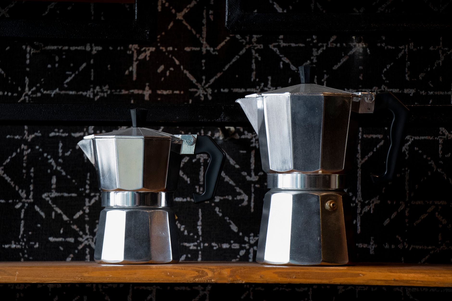 Kotyogós kávéfőző (moka pot) tűzhelyen
